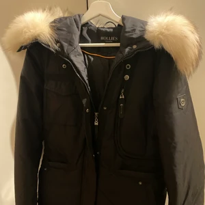 Hollies Livigno - Säljer min Hollies Livigno jacka i färgen svart med vit äkta päls. Storlek 44 eller L/XL. Ganska tight så passar en L. Använd en vinter men i otroligt bra skick. Pris kan diskuteras vid snabb affär. 