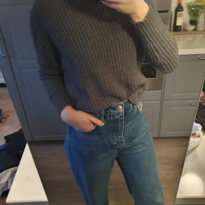 Grå stickad polotröjq - Stickad polotröja med "skurning" längst ner (se bild två). Jag gillar dock att stoppa in den i byxorna för annan look. Väldigt varm och mysig, sticks ej!!