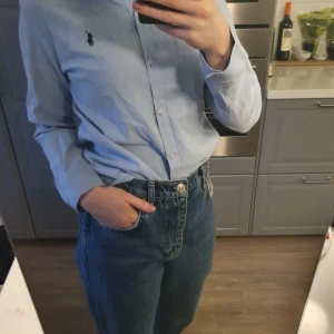 Ralph Lauren skjorta - Skjorta från Ralph Lauren i ljusblå färg. Sparsamt använd.