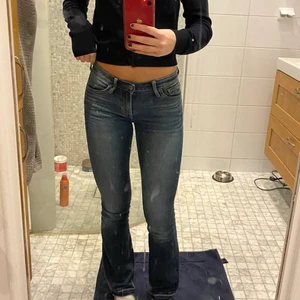 Lowaist jeans - Intressekoll på mina lågmidjade crocker jeans i användt men bra skick. Dom är uppsprättade vid slutet. Storlek 24/31 ca xs- s. Skriv vad ni hade kunnat betala för dom. Nypris 800kr