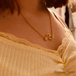 Havsvåg guldhalsband  - ༄Wave necklace༄(guld)•••kolla in mina andra smycken💞! Frakten blir 15kr hur mkt du än köper✨                     SLUT I LAGER:( se liknande bland mina andra annonser! Har i silver 