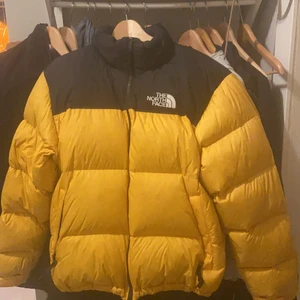 Gul The North Face jacka - storlek L - Köpt förra vintern, inga synliga skador samt inga skador jag vet om. Säljer till högstbjudande start bud 1500kr