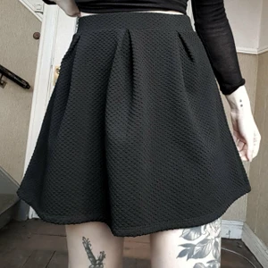 🦇 Svart Kjol 🦇 - Helsvart kjol med veck och textur! 🖤 Väldigt stretchig med resår i midjan och stängs med dragkedja på baksidan. Tjockt och varmt material som ändå är mjukt och lätt 🌼 Storlek 36 men passar åtminstone upp till stor Medium utan problem 120kr inkl frakt! 