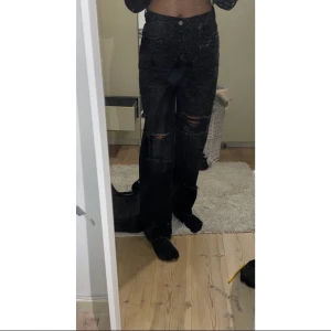 Svarta vida jeans med hål - Från shein men kvaliten är förvånats värt bra, strl m/38, jag är 175cm ifall ni vill jämföra, jeansen är använda max 1 gång, säljer pga att dom är för stora i midjan.  Frakten kan variera runt 50-90 kr