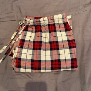 Mjukis byxor - Mycket eftertraktade mjukis byxor från h&m. Aldrig använda då dom var för stora för mig, dom har fickor😁