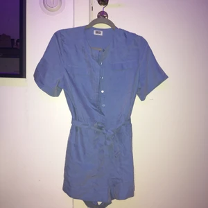 WEEKDAY JUMPSUIT - Tvärgullig jumpsuit från weekday, endast använd vid ett tillfälle. Knappar ner till grenen samt ett medföljande bälte💯