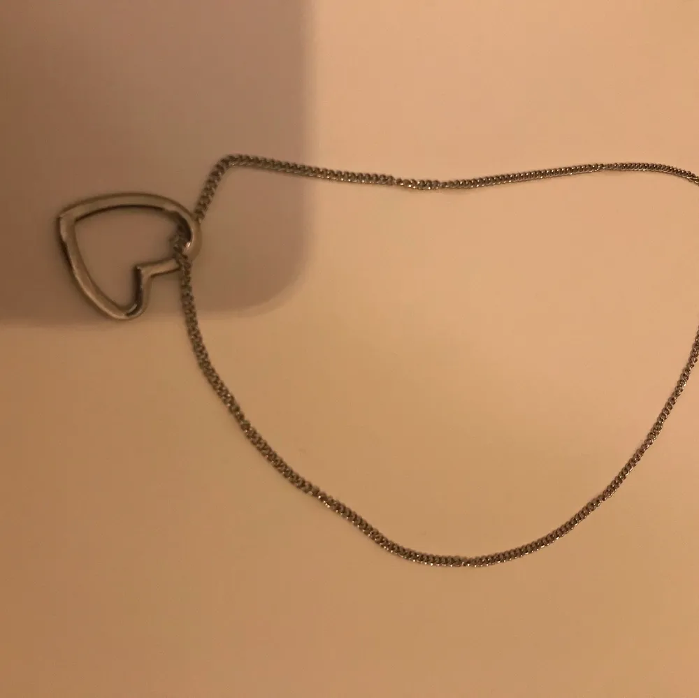 Silver kedje halsband med ett silvrigt hjärta😊😊. Accessoarer.