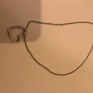 Hjärthalsband - Silver kedje halsband med ett silvrigt hjärta😊😊