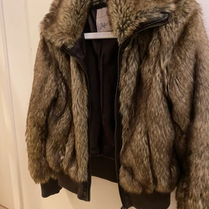 Fusk pälsjacka - Fuskpäls jacka med dragkedja och fickor, slt 36 , använt fåtal ggr. Kort modell.