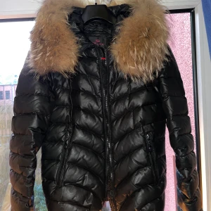 Vinterjacka med äkta päls strl.38  - Vinterjacka med äkta päls i helt bra skick, endast använt jackan i en månad. Rökfritt och djurfritt. Vid snabbköp kan budet sänkas och inklusive frakt.