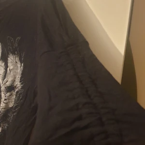 Svart topp  - En jättesnygg svart topp med härliga stylish detaljer av otroligt skön material.