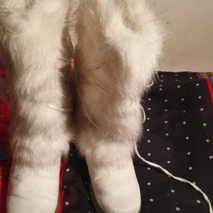 DJUR FUR VINTER och snow  BOOTS  - EN Vintage trending djur åkt fur boots I bra skick och passar 36- 38.5 användade 2 gånger .Bra till vinter och snow.De är trending och stylig. jag köpte dem 3499.Vit och lite gold glitter på fur. Pm för mer information