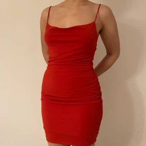 röd klänning - en röd klänning från bikbok som är helt oanvänd med prislapp kvar 💕 nypris 399kr