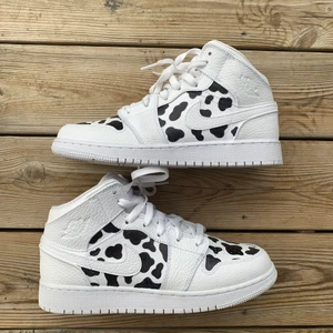 Cowprint Jordan 1 mid  - Intressekoll på mina custom Jordan 1 mids🌟 Helt slutsålda överallt!!! Buda gärna i kommentarerna eller skriv privat. Väldigt fina och trendiga skor. Använda 1 gång. Storlek 40. finns ingen låda till :(💘💘💘💘 Budningen börjar vid 999 kr. 