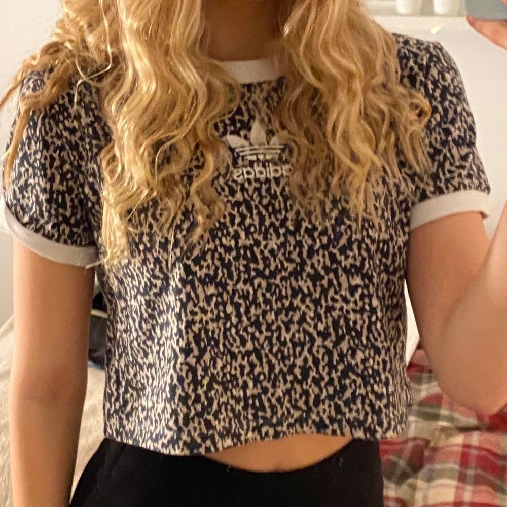 Jätteskön croppad t-shirt från Adidas i leopardmönster i strl ca men passar mig som brukar ha S eller M, köpare står för frakt. Skjortor.