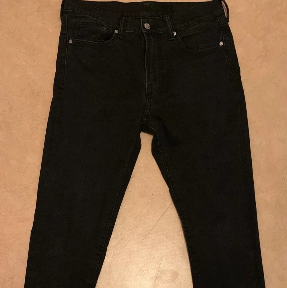 säljer ett par svarta skinnet & denim jeans, helt oanvända och sitter riktigt snyggt, finns på gröna linjen, tar emot Swish & kontanter :). Jeans & Byxor.