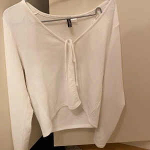 Söt tröja med snörning  - En skit söt kofta från Hm som man knyter där fram, köpt i somras för 149kr men får ingen användning för den längre. Använd en gång. Passar jättebra på mig som är en S/M