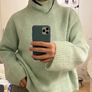 Stickad tröja - Super mysig pastell grön tröja! Köpt ifrån Gina Tricot för 400kr, knappt använd💗 (lånad bild)