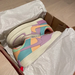 Nike Air Force Shadow - strl 38 - Ett par super snygga, nya och trendiga Air Force shadow i pastell färger😍😍 Storlek 38. HELT OANVÄNDA och säljer pågrund av att det inte gick att skicka tillbaka❤️ Frakt ingår i pris!! Budgivning kan ske (avslutas den 10 januari) 