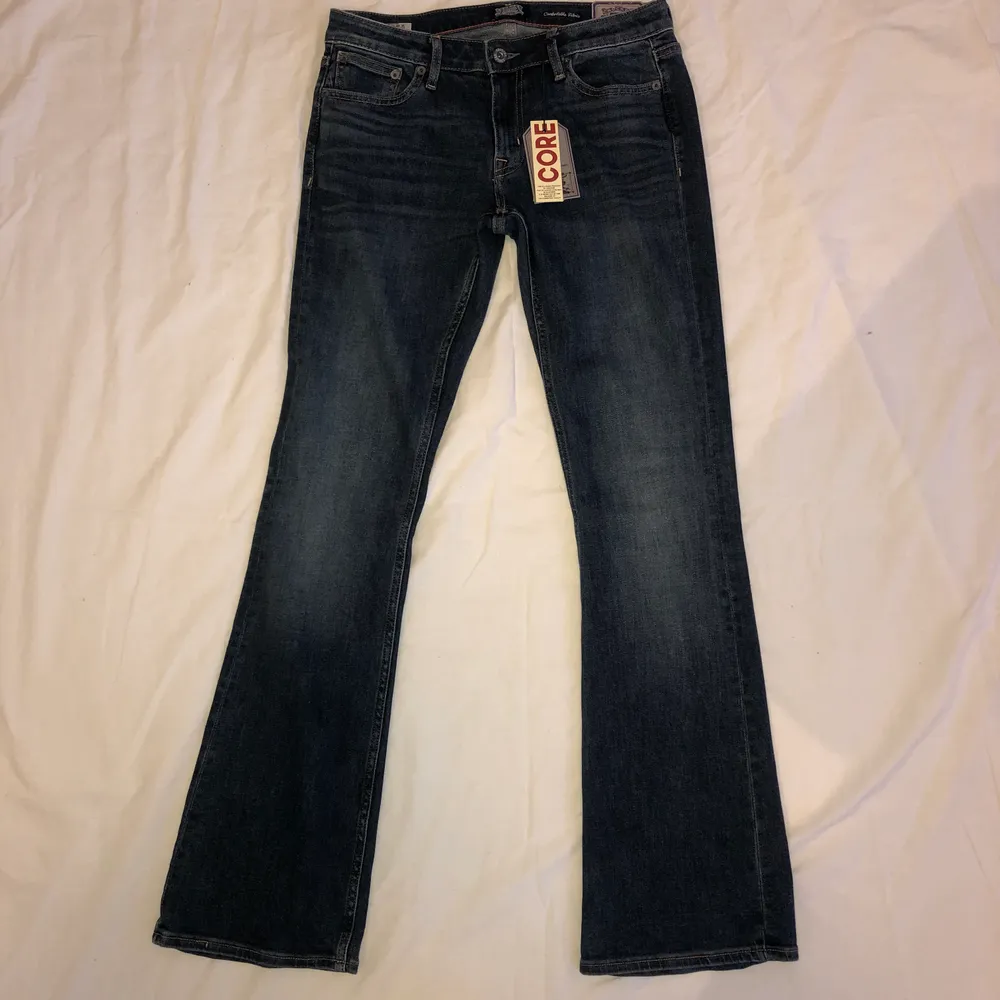 Supertrendiga lågmidjade, utsvängda jeans från Crocker. Aldrig använda, nypris 799, strl W30/L33. Buda i kommentarerna! Köparen står för frakten :). Jeans & Byxor.