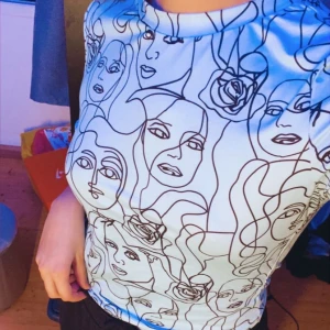 Blå tröja med svart mönster - Super skön t-shirt men svart tryck av ansikten🥰 ALDRIG ANVÄND!! Köparen står för frakt 🚚❤️