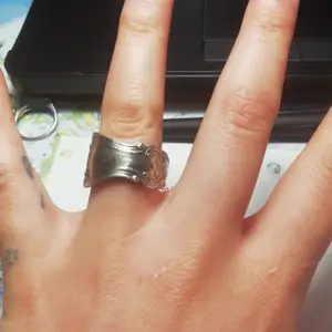 Handgjord ring av stål, storlek =omkrets runt fingret