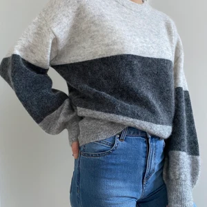 Jättesnygg stickad tröja💕 - Är lite oversized i modellen. Tröjan är köpt från twist & tango. Varm och skön då den består av 35% ull🥰
