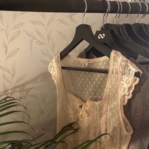 Spetströja - Skitsnygg och trendig vintage spetströja från H&M, älskar den verkligen men har inte kommit till användning!😓 Budgivning sker i komentarfältet!! !!! Högsta bud just nu; 300kr  !!!