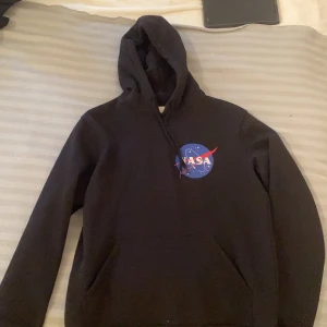 Hoodie - Assball hoodie med tryck bak. Frakt tillkommer på 63kr💓 Den är lätt oversize