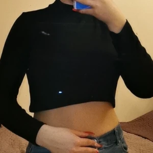 Svart topp  - Tunn svart ribbad topp, aldrig använd, nytt skick. 