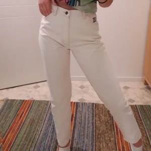 Vintage vita wrangler jeans - Fina vintage vita jeans från wrangler i momjeans-modell. Köpta här på plick men passade inte som jag ville så jag säljer de vidare, alltså inte använda av mig. Innerbenslängden är ca 73 cm. Har ett par fläckar som inte syns på håll, men som jag kan skicka bild på vid intresse. Köparen står för frakt🌼