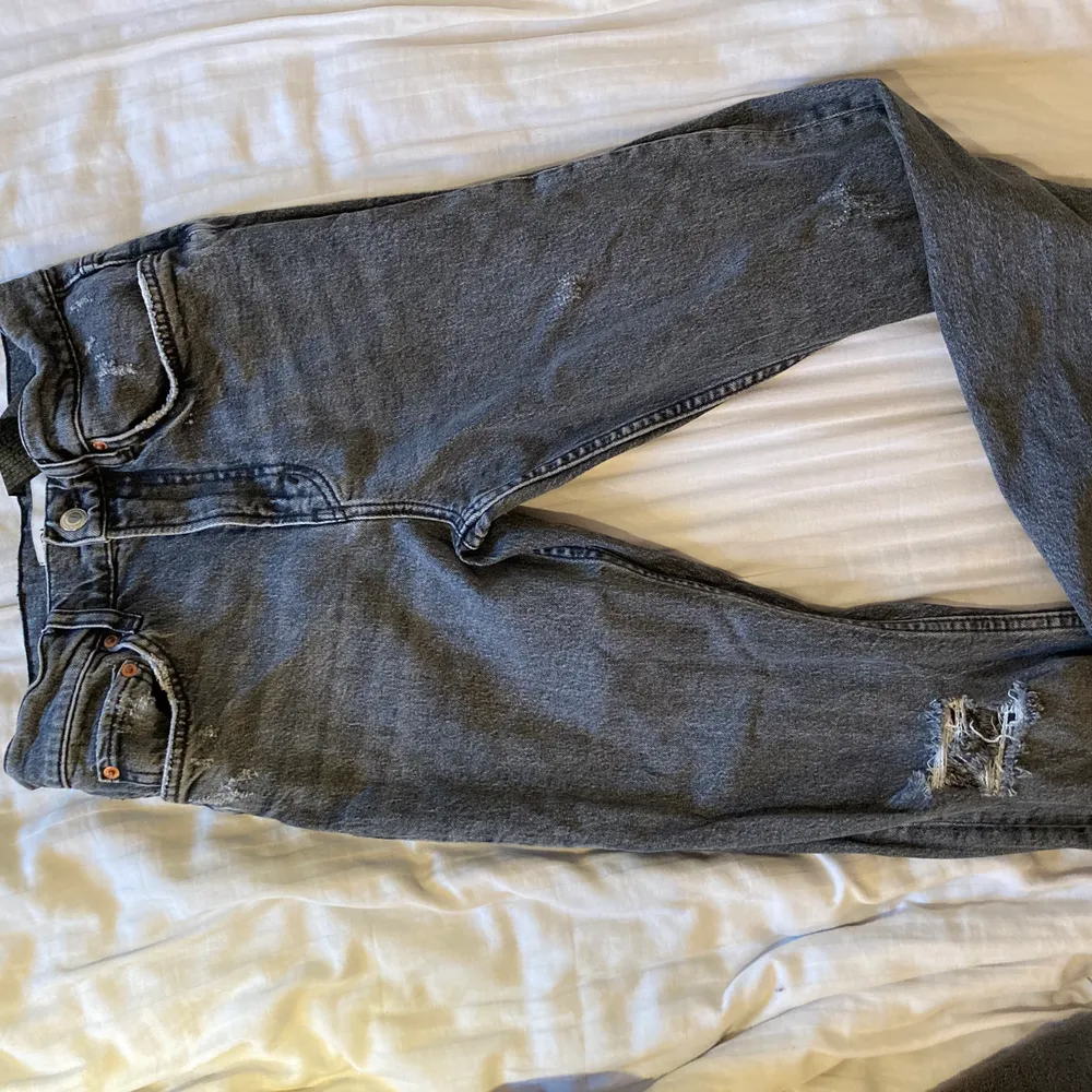 Raka gråa jeans från Zara med hål på ena knät. Använd 1 gång. Säljer eftersom jag inte använder högmidjade jeans. Nypris 399 kr, säljer för 100 ❤️. Jeans & Byxor.