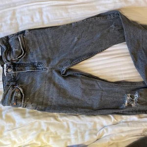 Highwaisted gråa jeans - Raka gråa jeans från Zara med hål på ena knät. Använd 1 gång. Säljer eftersom jag inte använder högmidjade jeans. Nypris 399 kr, säljer för 100 ❤️