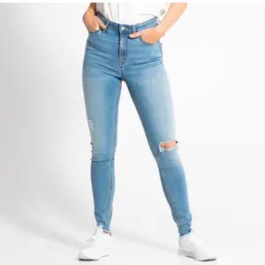 Säljer  mina jeans som knappt  använda jeans. I bra skickt i stl M , kan möttas upp i Stockholm annars står köparen för frakt tar emot både swish och kontater men helst kontanter 