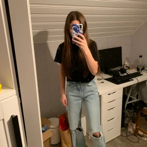 Raka jeans med hål.  - Populära jeans (90s) från Gina tricot i strl 32. Väldigt fina men tyvärr väldigt mycket för långa för mig då jag är 158. Nypris 599kr. Buda över 280kr, högsta bud idag är 300kr