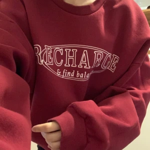 Sweatshirt från Gina Tricot - Superskön röd hoodie från Gina Tricot, bär oftast S men köpte denna i Medium, frakt tillkommer