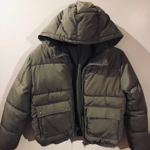Grön puffer jacka  - Super mysig och varm grön puffer jacka köpt på H&M, knappt använd i storlek S. 150kr inkl frakten. (Flera intresserade då börjar budgivning)  