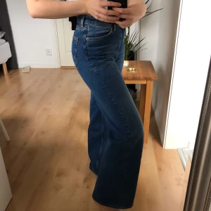 Monki jeans yoko  - Säljer mina jeans från Monki i modellen yoko i NYSKICK! Nästintill oanvända 🥰 köparen står för frakt 