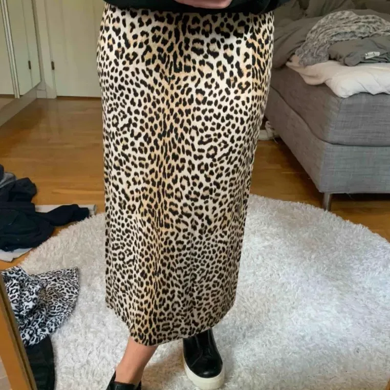 En leopard kjol som är köpt från Gina tricot för ca ett år sedan. Kjolen har en fin slits på sidan av ena benet som ger en extra liten detalj. Storlek XS men funkar även på en S. #kjol . Kjolar.