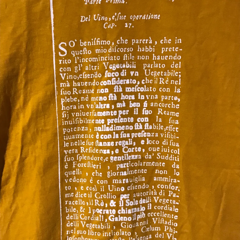 Senaps gul t-shirt. Från Italien, det är en text på italienska på t-shirten . T-shirts.