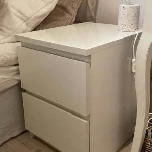 Sängbord/ byrå från IKEA - Vit Sängbord/ byrå med två stora lådor. Som oanvänd✨Mått: 54cm i höjd, 40cm i bredd framsida och 48cm i bredd sida.