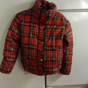 Vinter jacka - En jättefin vinter jacka knapt använd i nyskick! Man kan dra in den i sidorna! Den går precis över rumpan, säljes pga används inte längre!