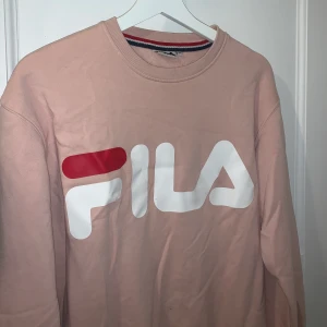 Mysig FILA sweatshirt - Hur skön som helst, världens sötaste färg. Används inte längre från min del. Är som en herr-small.