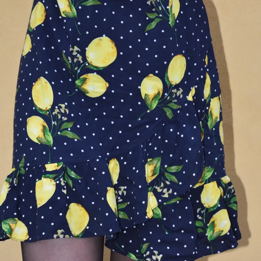 Jättesöt kjol från smashed lemon i storlek 36. En liten volang längst ner.☺️  köpt för 250kr. Kjolar.