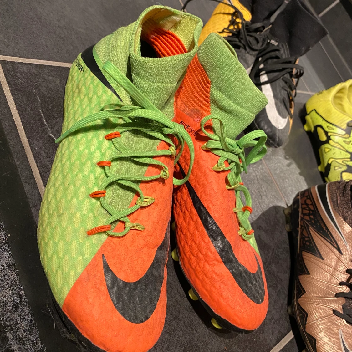 Grymma fotbollsskor  - 90