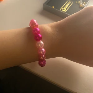 Pärlarmband  - Oanvänt och handgjort pärlarmband!! Skriv för fler bilder och/eller frågor))