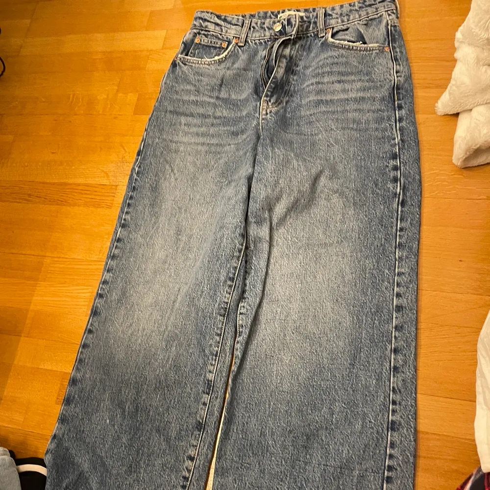 Ett par Gina tricot wide jeans som är använda fåtal gånger. Nyskick och storlek 40.💜. Jeans & Byxor.