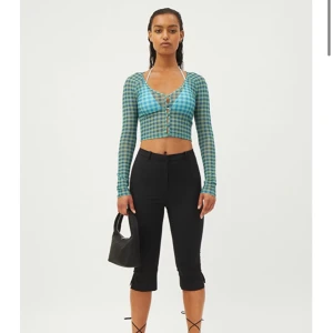 Mesh cardigan, weekday - Grön meshtop från weekday! Passar för att ha både kläder under och över men tyvärr har jag inte riktigt fått någon användning av den:( inga skador eller sånt på tröjan så iprincip i nytt skick, nypris 250kr
