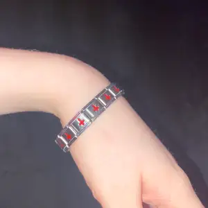 Silver armband med röda kors