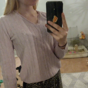 Tröja - Fin rosa tröja säljes väldigt fin bra passform man kan behöva ett vitt linne under! Köparen står för frakt